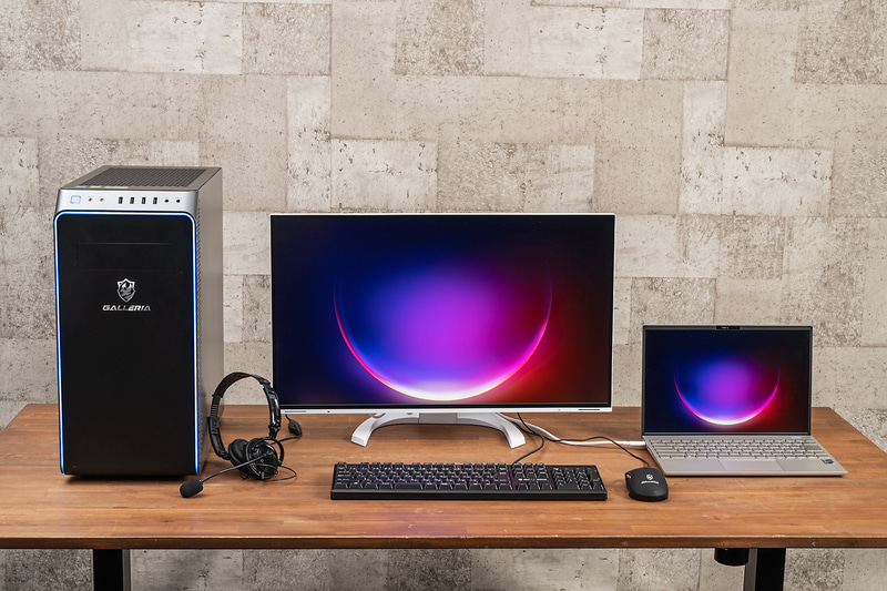 KVMスイッチ機能によって、ノートPCとデスクトップPCを同時にEV2740Xに接続した場合。EV2740XのUSBポートにキーボードとマウスを接続しておけば、映像表示を切り替えることで双方のPCでキーボードとマウスを共有し操作可能だ