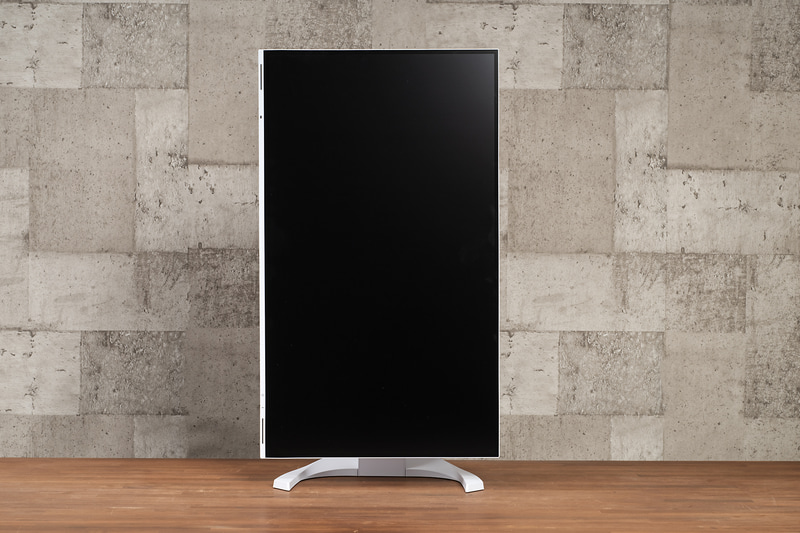 右に90度回転して縦画面で利用できるピボット機構も備える