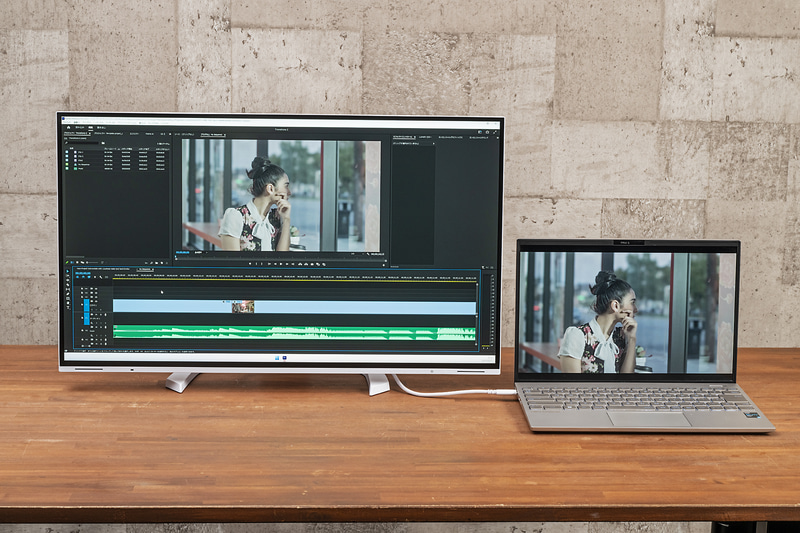 非常に低い位置まで画面を下げられるため、ノートPCと横に並べて利用する場合でも双方のモニター下辺を同じ高さに並べて利用でき、利便性を高められる