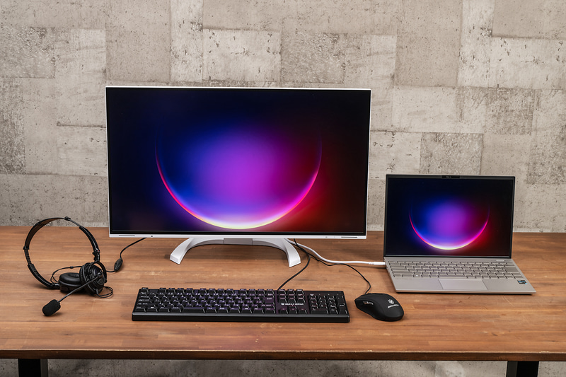 左側面にライン出力端子とヘッドフォンジャックを用意。外部スピーカーやヘッドフォンも使いやすい