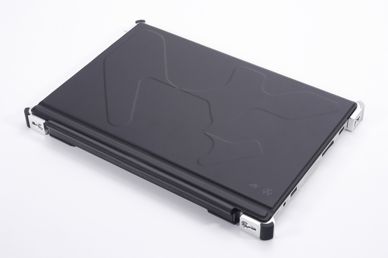 薄型キーボードは、本体に取り付けたまま折りたたむことでディスプレイカバーにもなる