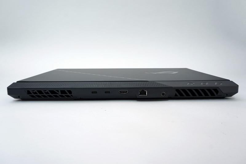 背面にUSB 3.1 Type-C(DisplayPort出力、USB PD対応)、USB 3.1 Type-C(DisplayPort出力)、HDMI出力、2.5Gの有線LAN