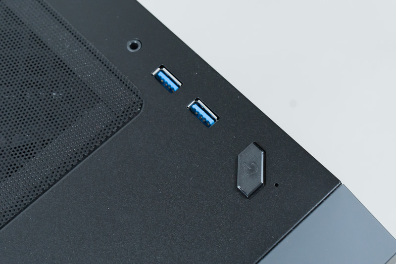 フロント付近には電源ボタンとUSBポート、オーディオコネクタを配置