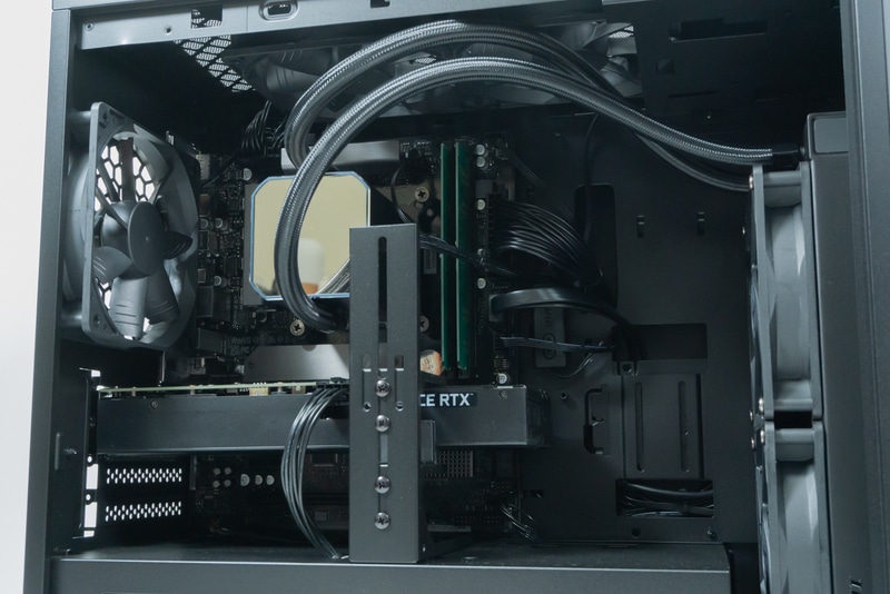 一体型水冷クーラーのラジエータはフロントに装着されている。トップには別途ケースファンが配置され、冷却力はかなり強化されている印象だ