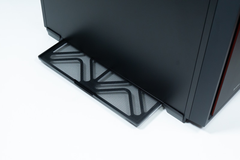 左側面の下部からは底面フィルタを引き出せる。取り外しての清掃も容易だ