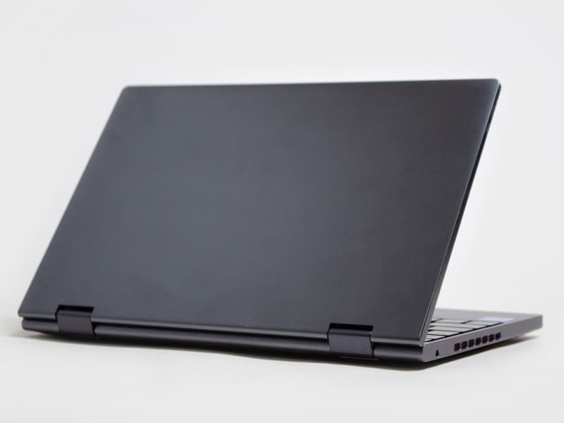 斜め後ろから。ユニボディ/アルミ合金製でスペースグレイ。旧型にあったロゴがなくなったのもポイント