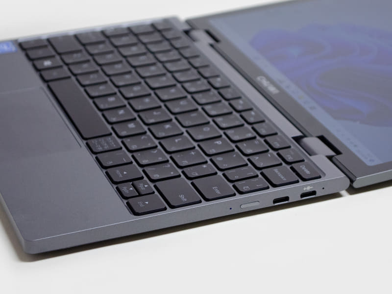 右側面はUSB Type-C×2、電源ボタン