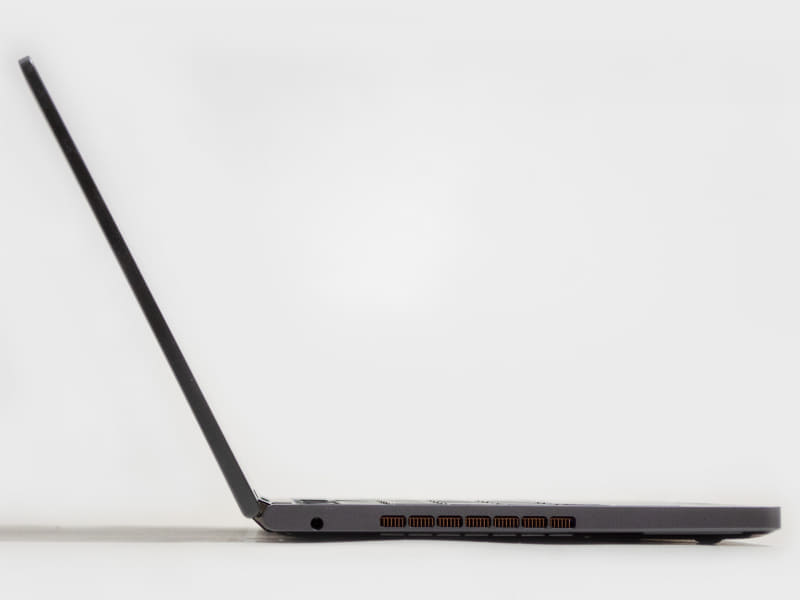 横から。3.5mmジャックのサイズからも結構薄いのが分かる