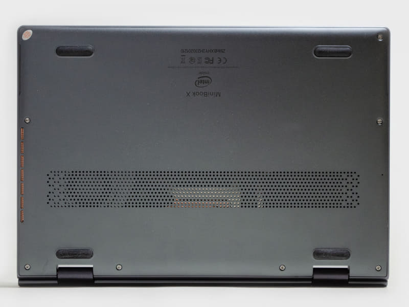 裏。四隅にゴム足。手前左右のスリットにスピーカー