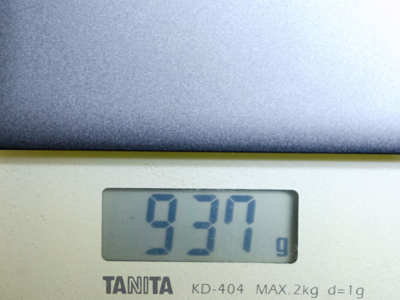 重量は実測で937g。旧モデルが951gなので若干軽くなっている