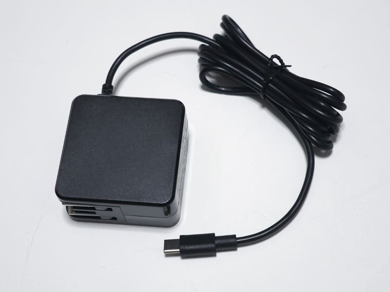 付属のACアダプタ。サイズは55×55×30mm、重量はコード込みで121g