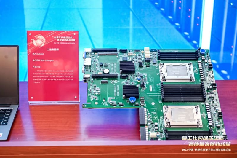 3D5000を搭載したボード(写真右。写真左のPOPはその左にあるノートPCの説明と思われる)