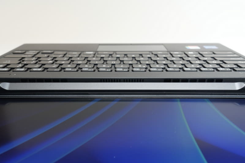 CPUにCore i7-1355Uを採用し、冷却システムはシングルファン仕様。これにより重量を削減