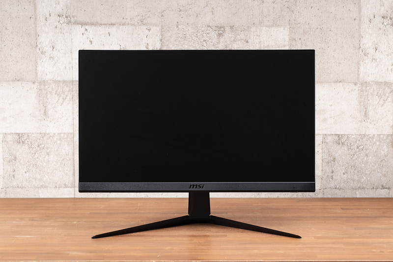 PCモニターとしては小さめの23.8型でも、画面の面積で言えば一般的なスマホの15倍の大きさがある