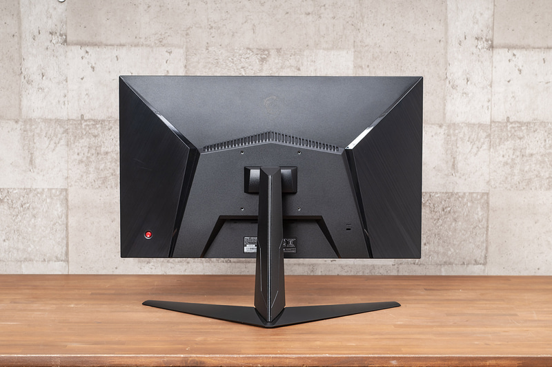 背面はゲーミングらしいシャープな見た目。VESA準拠のねじ穴もある