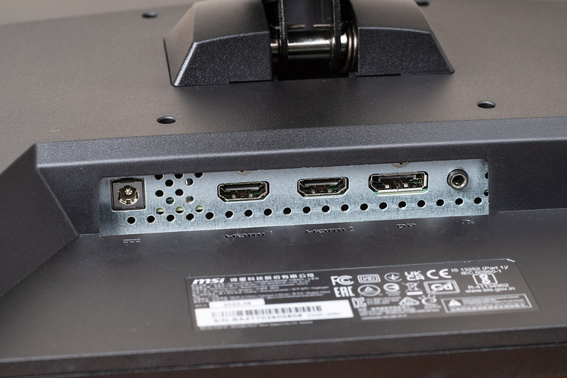 入出力端子はHDMI、DisplayPort、ヘッドフォン出力