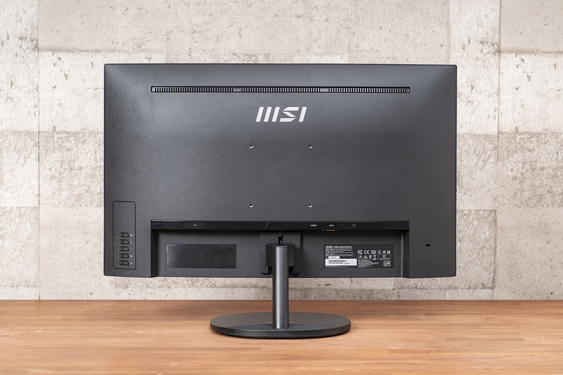 背面。VESA準拠で100mmピッチのねじ穴が設けられている