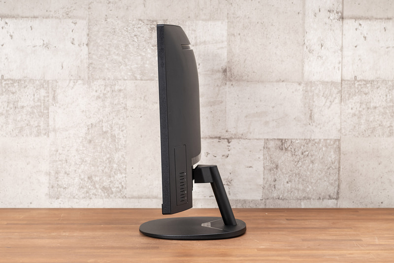 首振りは上下方向のチルト(マイナス3.5～プラス21.5度)のみだが、軽量なPCモニターなので向き変えや移動は楽ちん