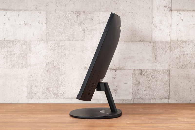 首振りは上下方向のチルト(マイナス3.5～プラス21.5度)のみだが、軽量なPCモニターなので向き変えや移動は楽ちん