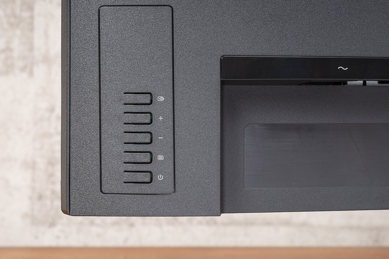 電源オンオフやOSDの操作は背面右側のボタンで行なう