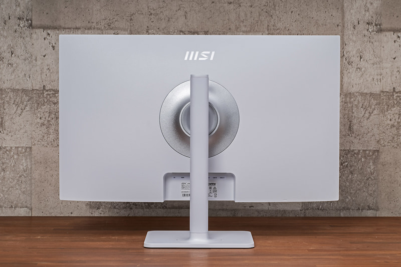 背面。スタンドは細く、ホワイトで統一されたすっきりとしたデザイン