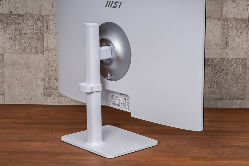 付属のケーブルホルダーで、各種ケーブルをきれいにまとめられる