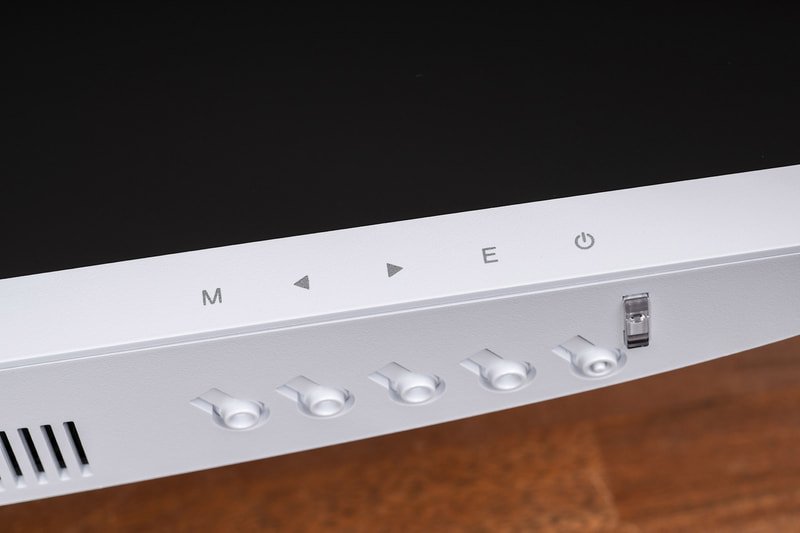 電源ボタン、OSD操作用のボタンなどは底面に用意されている