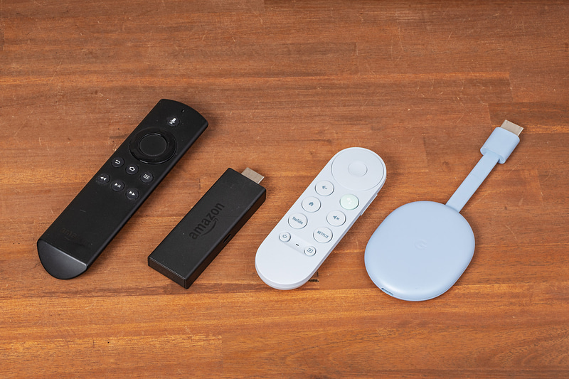 Amazon Fire TV StickとGoogle Chromecast。リモコン付きで、テレビっぽく使える