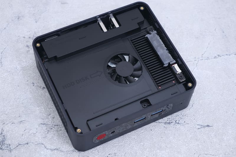 2.5インチドライブマウンタ。マウンタにはファンが装備されている