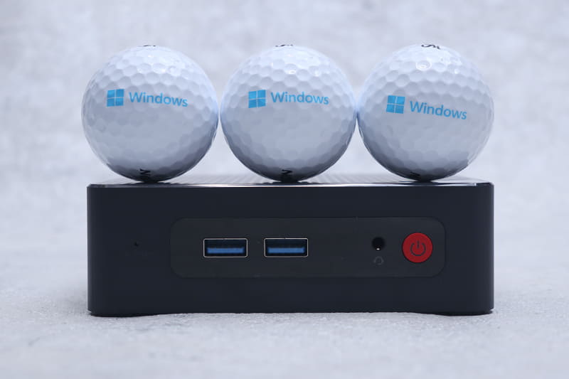 本体前面はUSB 3.1×2と3.5mmジャック。赤い電源ボタンとCMOSリセットホールも備えている