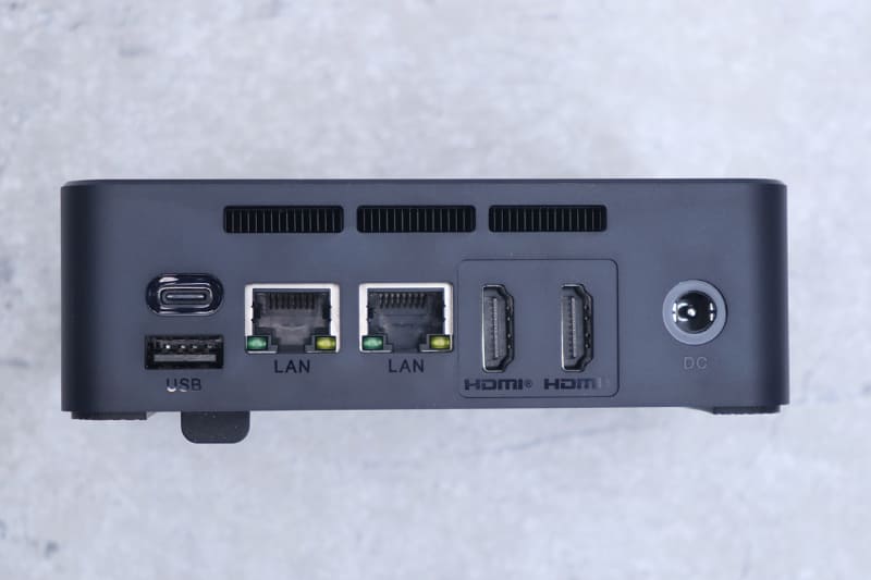 本体背面はUSB 3.1 Type-C、USB 3.1、2.5Gigabit Ethernet×2、HDMI 2.0×2、DC入力