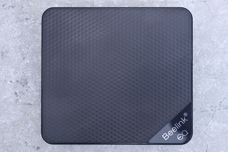 天板はキューブが立体的に重なって並んでいるような模様が立体加工されている