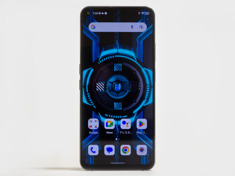 前面。フチは結構薄い。左上にパンチホール式の前面カメラ