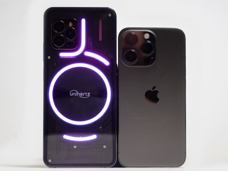 背面(iPhone 13 Proとの比較)。左上にカメラ郡。写真はiPhone 13 Proだが、14 Pro Maxでも6.7型なのでさらに大きい。独特なColorful LED Lightsが仕込まれている