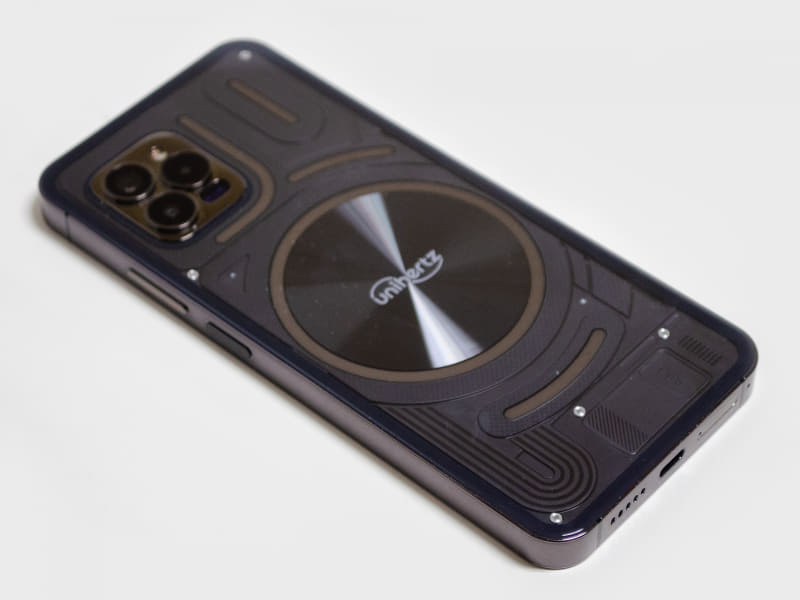 右側面に音量±ボタン、電源ボタン。下側面にスピーカー、USB Type-C、Nano SIMスロット