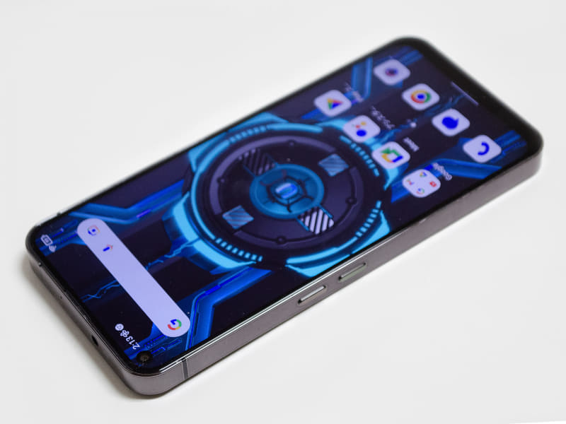 左側面にプリセット可能なボタン2つ。上側面に3.5mmジャック