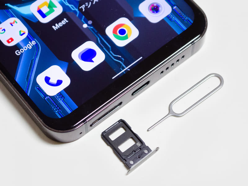 Nano SIMスロット。裏表に入るタイプでパネル側がSIM2