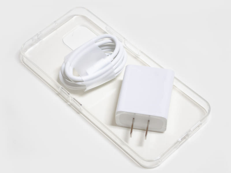 付属品。クリアケース、USB Type-A→USB Type-Cケーブル、5V/2A、9V/2A、12V/1.5AのACアダプタ