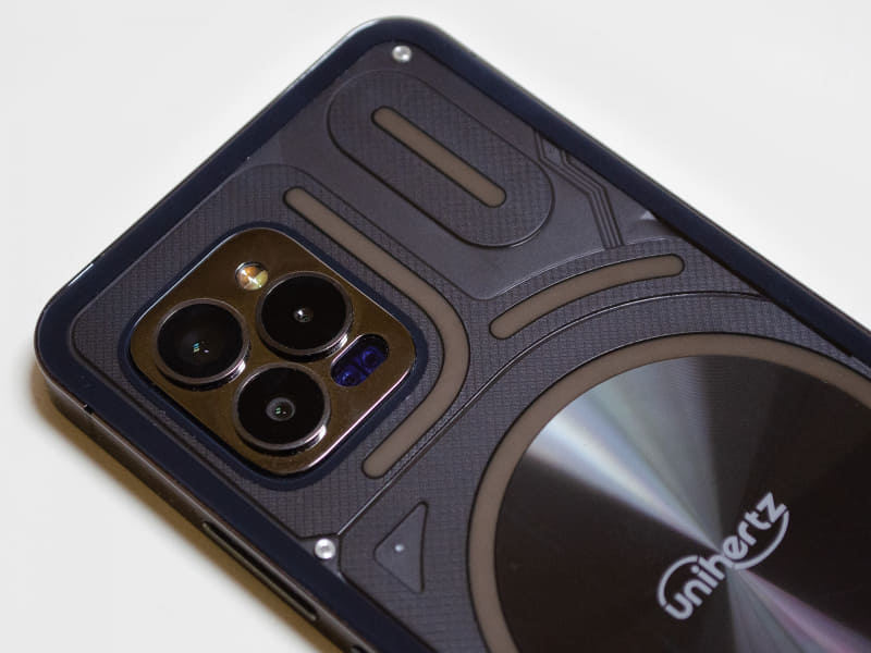 カメラ。上がメイン、右がマクロ、下がナイトビジョン