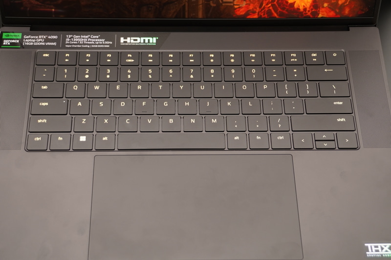 キーボード。大型のタッチパッドも特徴