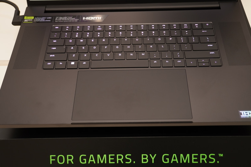 キーボードとタッチパッドはBlade 16と共通