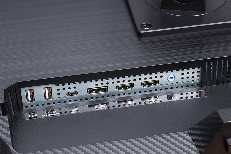 HDMI 2.1規格のHDMI端子2系統、DP 1.4規格のDP端子1系統、DP Alt対応USB Type-Cを装備