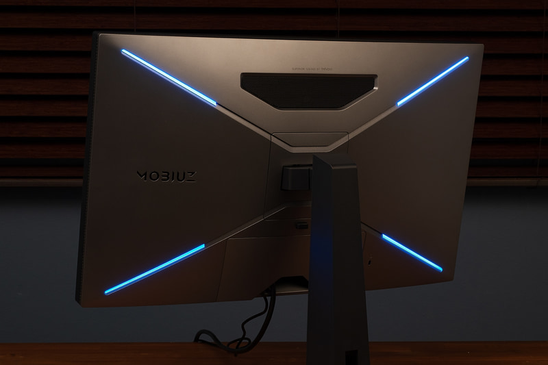 背面のイルミネーションをつけたところ