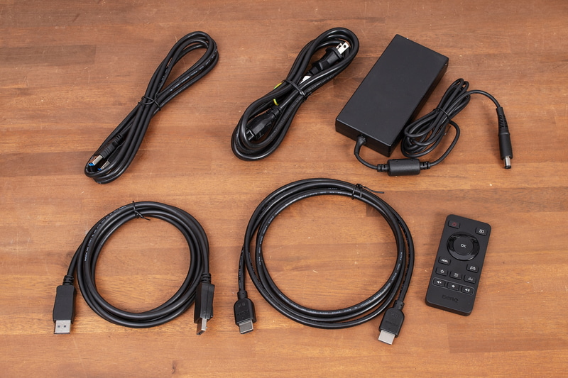 ケーブル類以外にリモコンも付属する