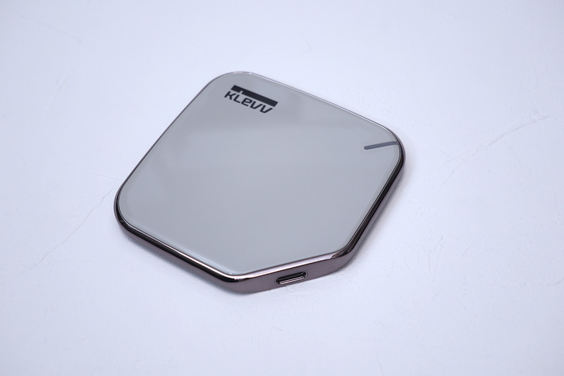 まるでフェイスパウダーの容器のようなおしゃれなデザイン