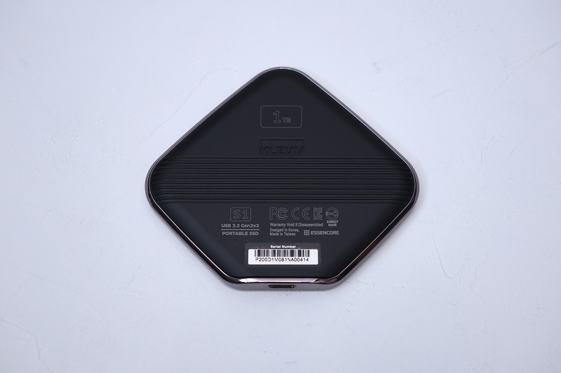 底面は金属製で放熱性を高めている