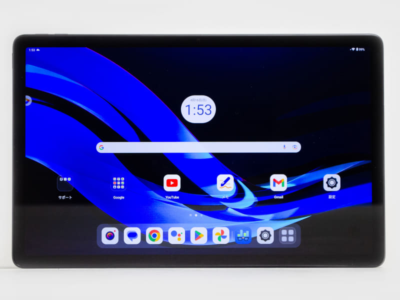前面。パネル中央上に前面カメラ。フチは太過ぎず細過ぎず