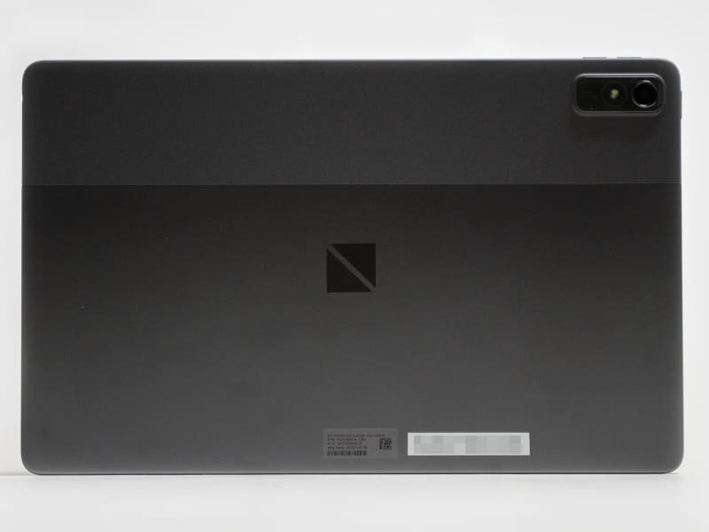 背面。上約3分の1の部分はザラザラしており手触りが下3分の2とは異なる。右上に背面カメラ