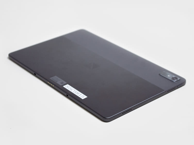 下側面にキーボード用接点。左側面に電源ボタン