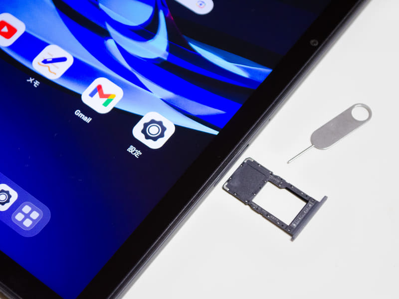 microSDカードスロットはイジェクトピン式